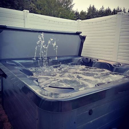 The Kalos Retreat - Hot Tub Lodge With Free 18 Hole Golf Course Swarland Exterior photo