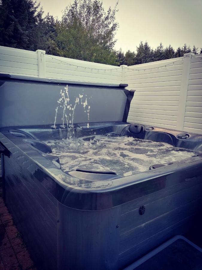 The Kalos Retreat - Hot Tub Lodge With Free 18 Hole Golf Course Swarland Exterior photo