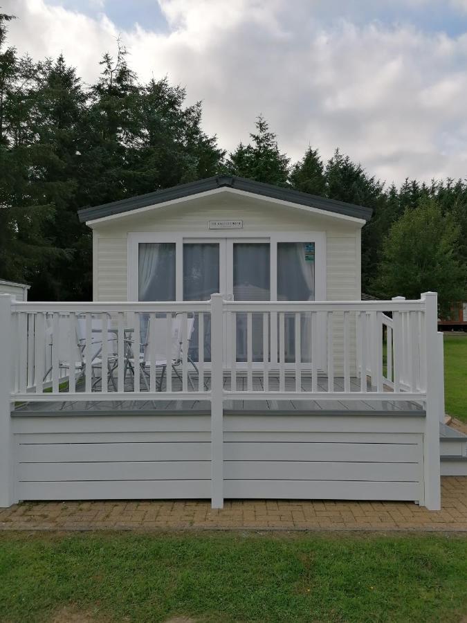 The Kalos Retreat - Hot Tub Lodge With Free 18 Hole Golf Course Swarland Exterior photo