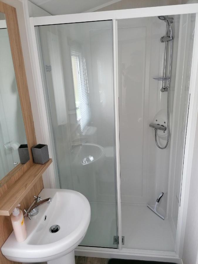 The Kalos Retreat - Hot Tub Lodge With Free 18 Hole Golf Course Swarland Exterior photo