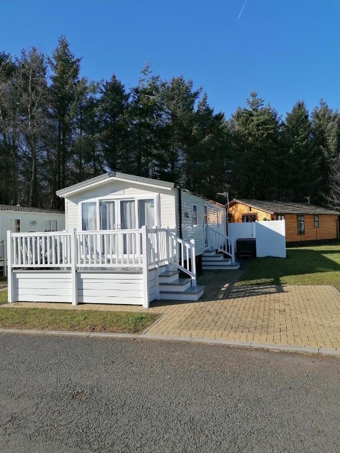 The Kalos Retreat - Hot Tub Lodge With Free 18 Hole Golf Course Swarland Exterior photo