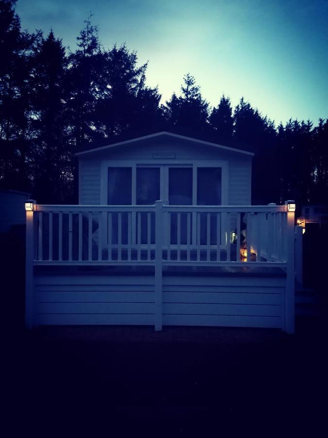 The Kalos Retreat - Hot Tub Lodge With Free 18 Hole Golf Course Swarland Exterior photo