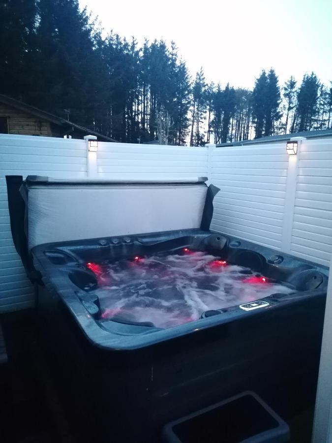The Kalos Retreat - Hot Tub Lodge With Free 18 Hole Golf Course Swarland Exterior photo