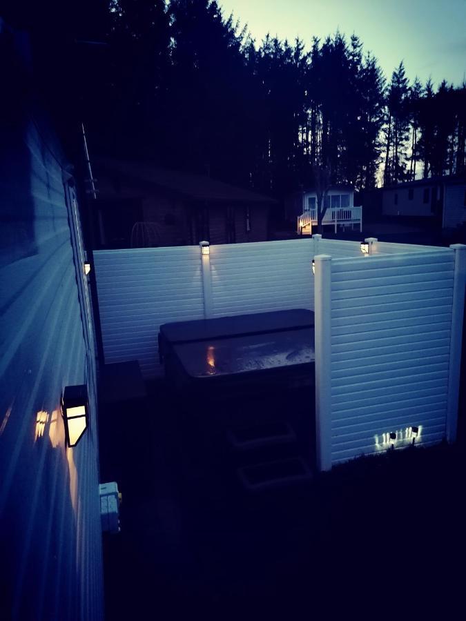 The Kalos Retreat - Hot Tub Lodge With Free 18 Hole Golf Course Swarland Exterior photo